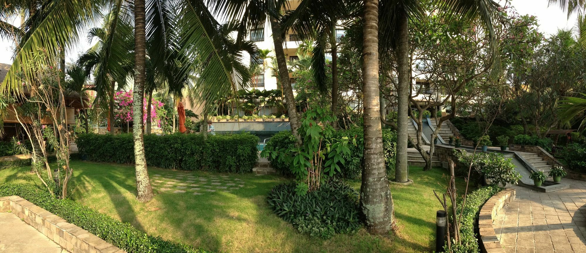 Khách sạn hẻo lánh Sài Gòn Domaine Luxury Residences 5*