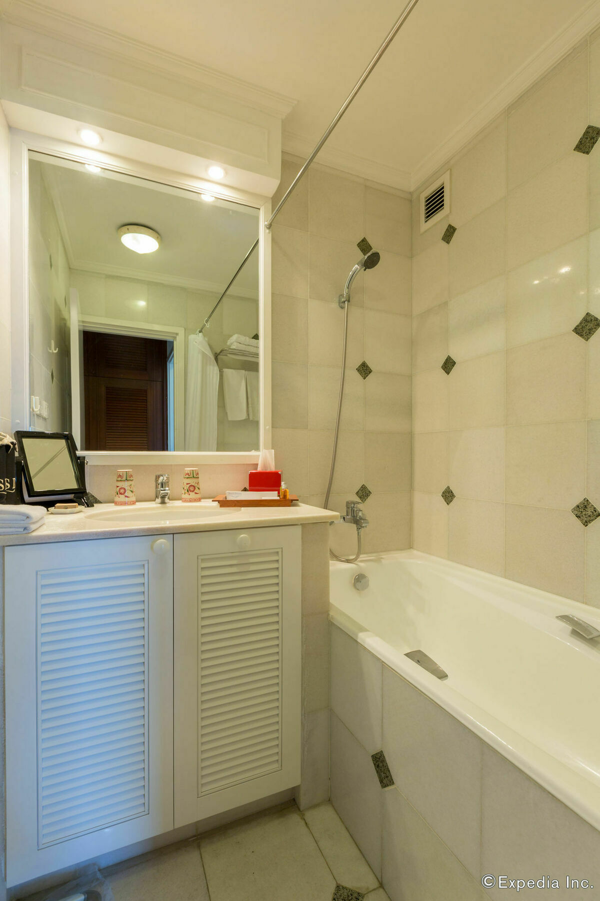Khách sạn hẻo lánh Sài Gòn Domaine Luxury Residences